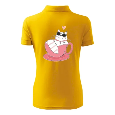 Hustá mačka v hrnčeku