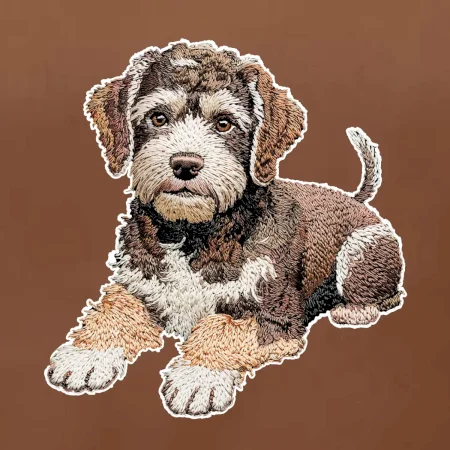 Lagotto romagnolo ležiaci vyšívaný na prsníku