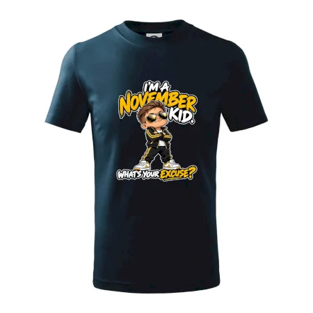 Novembrový chlapec v čiernej teplákovej súprave so zlatými okuliarmi