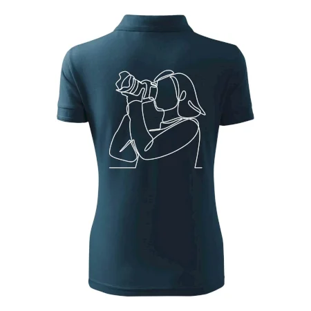 Fotografka stojaca jedným ťahom