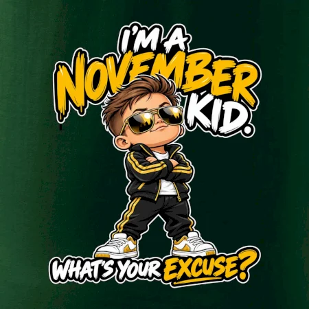 Novembrový chlapec v čiernej teplákovej súprave so zlatými okuliarmi