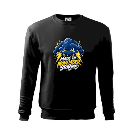 Rozzúrený búrkový mrak s novembrovými bleskami