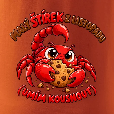 Malý listopadový štírek chrání čokoládovou sušenku