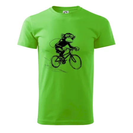 Opice s batohom na bicykli