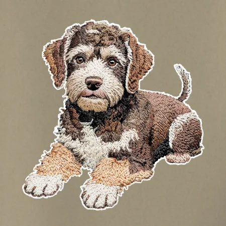 Lagotto romagnolo ležiaci vyšívaný na prsníku