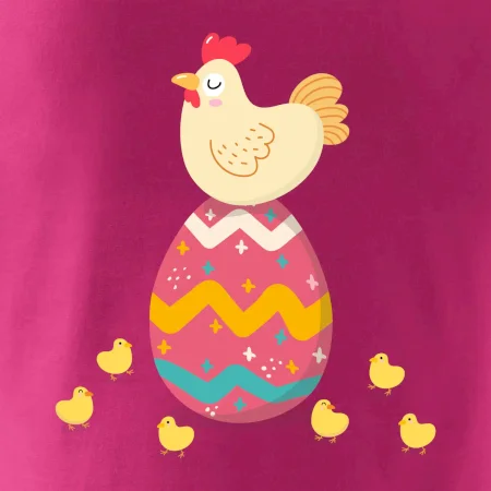 Sliepka sediaca na veľkonočnom vajci