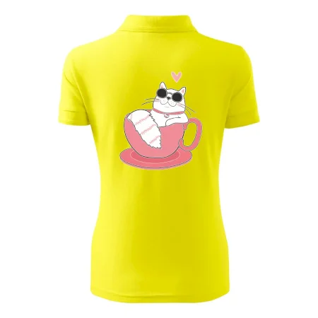 Hustá mačka v hrnčeku