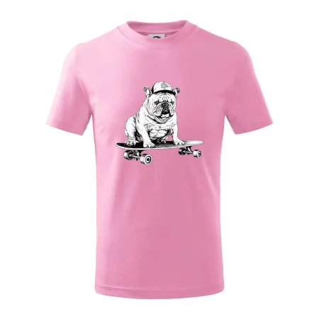 Čiernobiely buldog na skateboarde