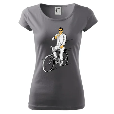 Gentleman na bicykli s pivom
