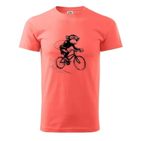 Opice s batohom na bicykli