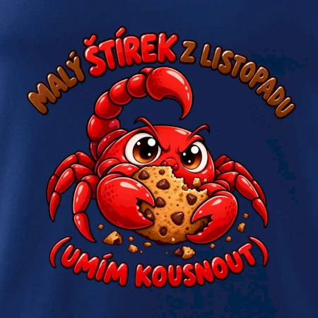Malý listopadový štírek chrání čokoládovou sušenku