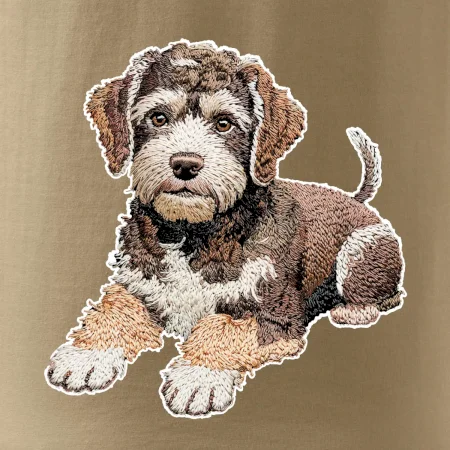 Lagotto romagnolo ležiaci vyšívaný na prsníku