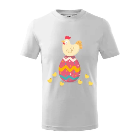 Sliepka sediaca na veľkonočnom vajci