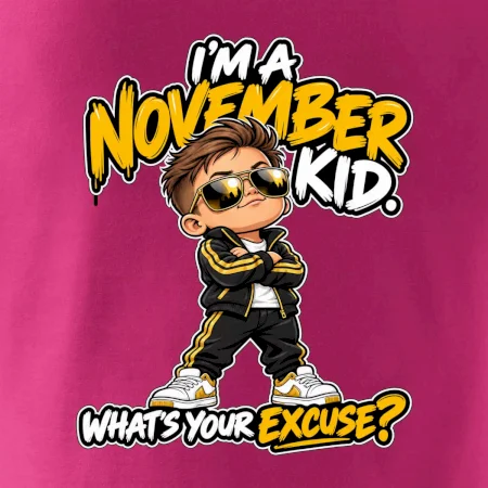 Novembrový chlapec v čiernej teplákovej súprave so zlatými okuliarmi