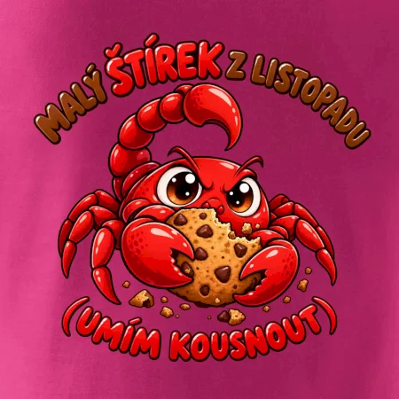 Malý listopadový štírek chrání čokoládovou sušenku