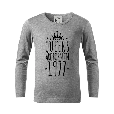 Queens are born in 1977