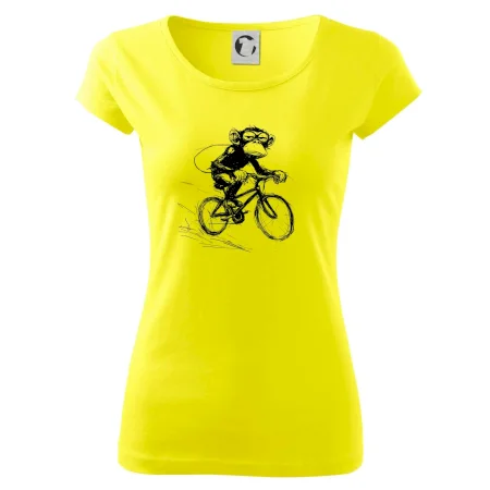 Opice s batohom na bicykli