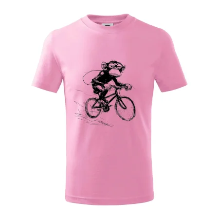 Opice s batohom na bicykli