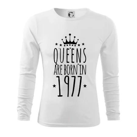 Queens are born in 1977