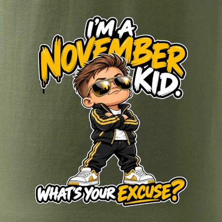 Novembrový chlapec v čiernej teplákovej súprave so zlatými okuliarmi