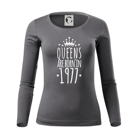 Queens are born in 1977