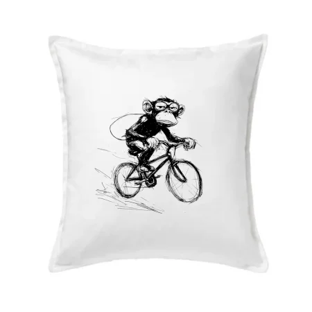 Opice s batohom na bicykli