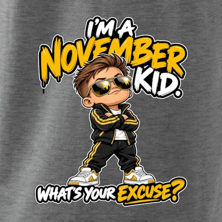 Novembrový chlapec v čiernej teplákovej súprave so zlatými okuliarmi