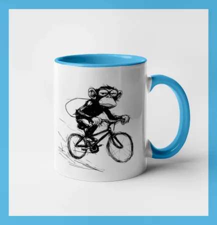 Opice s batohom na bicykli