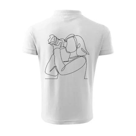 Fotografka stojaca jedným ťahom