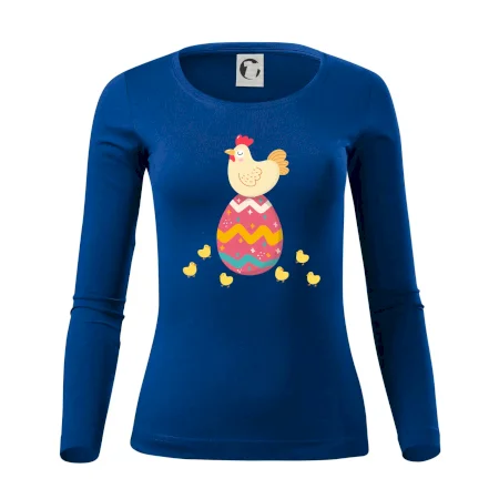 Sliepka sediaca na veľkonočnom vajci