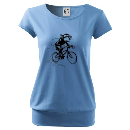 Opice s batohom na bicykli