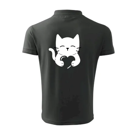 Mačka drží srdce