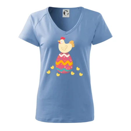 Sliepka sediaca na veľkonočnom vajci