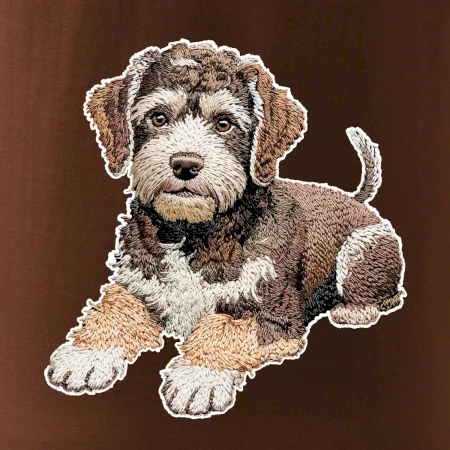 Lagotto romagnolo ležiaci vyšívaný na prsníku