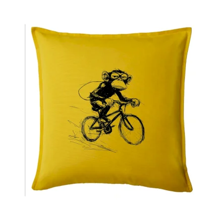 Opice s batohom na bicykli