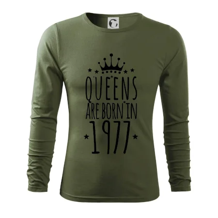 Queens are born in 1977