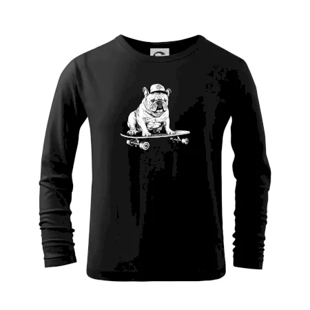 Čiernobiely buldog na skateboarde
