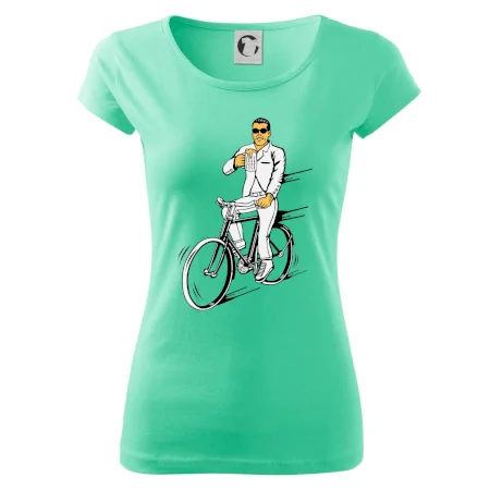 Gentleman na bicykli s pivom