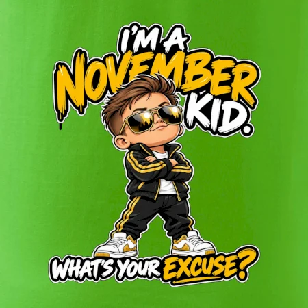 Novembrový chlapec v čiernej teplákovej súprave so zlatými okuliarmi