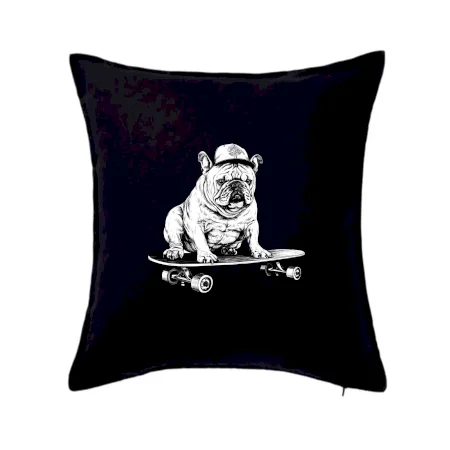 Čiernobiely buldog na skateboarde