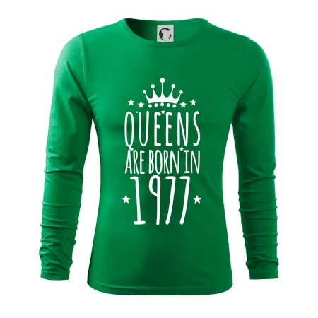 Queens are born in 1977