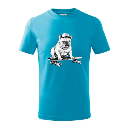 Čiernobiely buldog na skateboarde