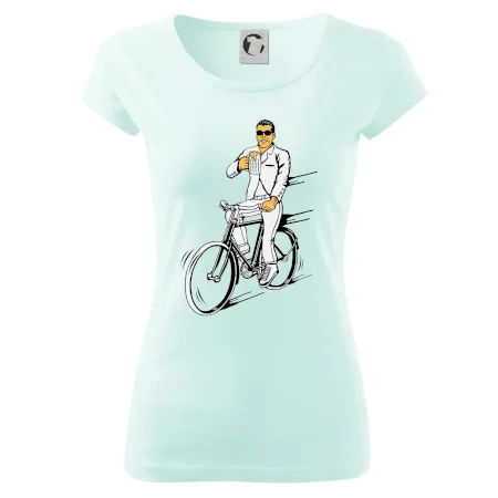 Gentleman na bicykli s pivom