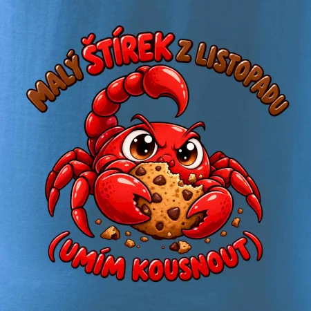 Malý listopadový štírek chrání čokoládovou sušenku