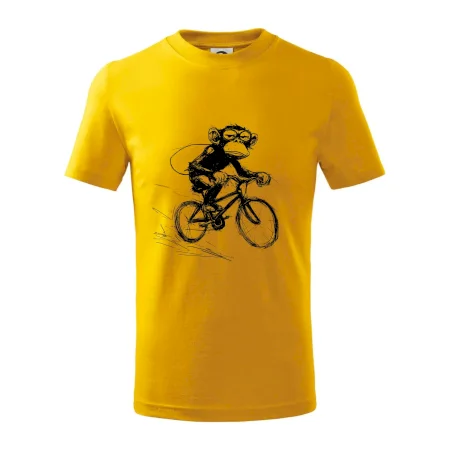 Opice s batohom na bicykli