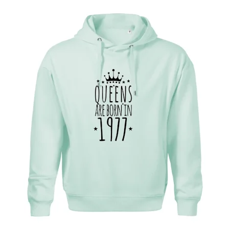 Queens are born in 1977