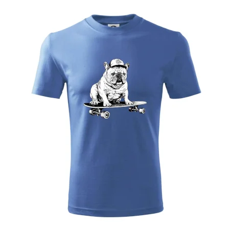 Čiernobiely buldog na skateboarde