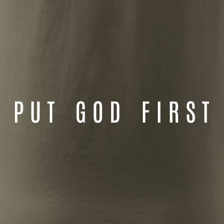 Put God first slabý nápis