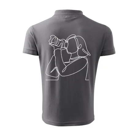 Fotografka stojaca jedným ťahom