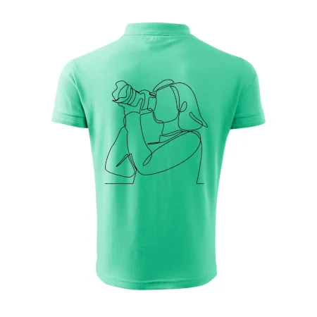 Fotografka stojaca jedným ťahom